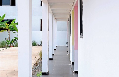 Tema Apartment | Chic 2-bedroom apartment with AC, WiFi in cool Tema
