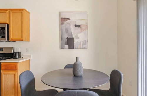 Las Vegas Condo | Chic 2-bedroom condo in vibrant Las Vegas with Mountain View