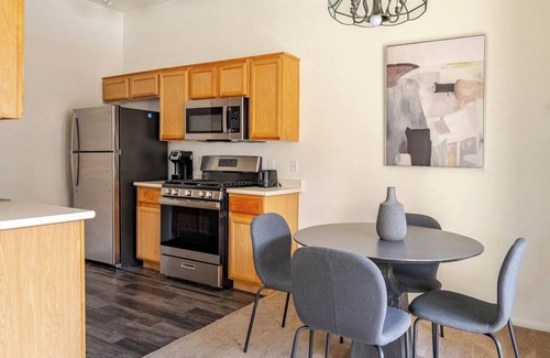Las Vegas Condo | Chic 2-bedroom condo in vibrant Las Vegas with Mountain View
