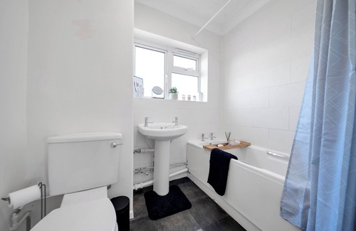 Colchester Apartment | Chic 2 bedroom Flat; wifi, smart TV, foosball table