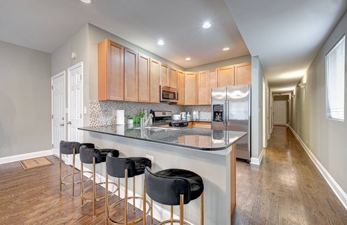 Near West Side Apartment | Chic 2BD, 2 BA near Downtown