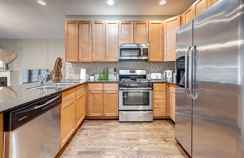 Near West Side Apartment | Chic 2BD, 2 BA near Downtown