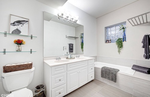Near West Side Apartment | Chic 2BD, 2 BA near Downtown