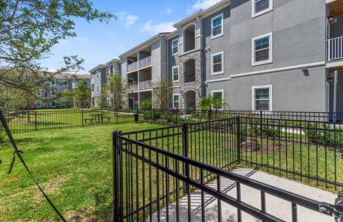 Melbourne Apartment | Chic 2BR/2BA Condo: Pool & More!
