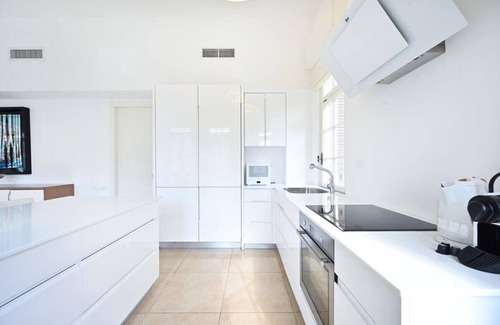 Tel Aviv City Center Apartment | Chic 2BR Apartment close to the beach by HolyGuest