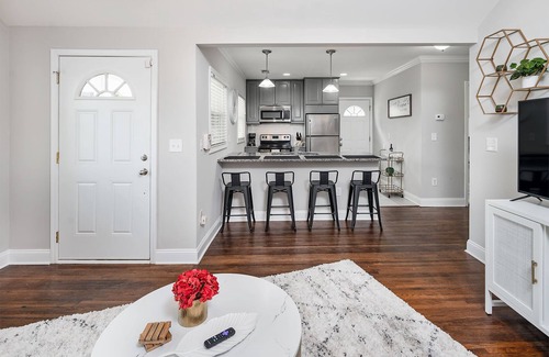 Villa Heights House | Chic 2BR Duplex ★Close to NoDa, Uptown, Light Rail