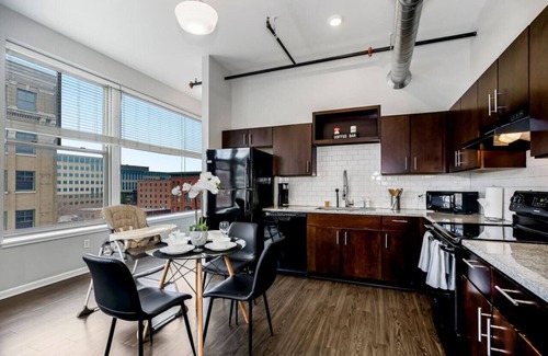 Downtown Kansas City Apartment | Chic 2BR Near Arrowhd & TMobile Parking, Rooftop