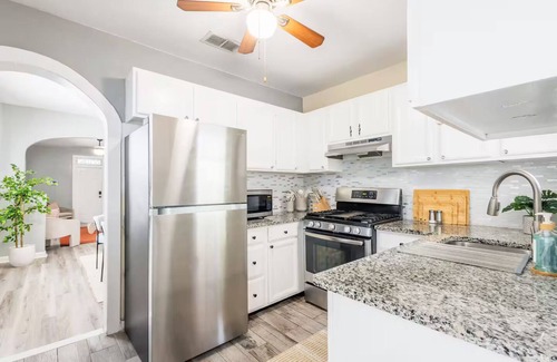 West Palm Beach House | Chic 2BR Palm Breeze Retreat Coastal Style Near Beaches & Downtown WPB