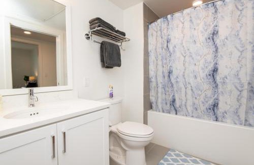 Downtown Los Angeles Apartment | Chic 3-bed Apt with Pool & Hot Tub in Heart of DTLA