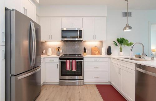 Downtown Los Angeles Apartment | Chic 3-bed Apt with Pool & Hot Tub in Heart of DTLA