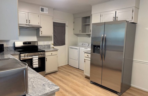 Greensboro House | Chic 3 Bedroom Midcentury Modern Retreat in Wonderful Greensboro
