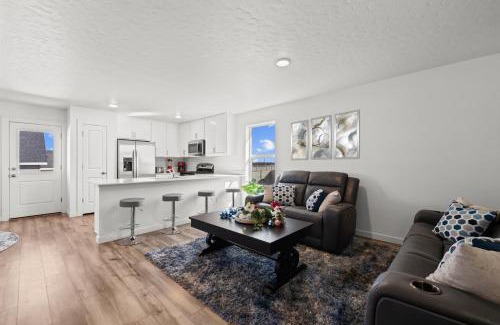 Caldwell House | Chic 3BR Haven near Wineries, Lake Lowell & C of I - Ideal for Hiking & Relaxing!