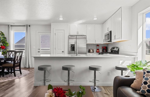 Caldwell House | Chic 3BR near Wineries, Lake Lowell & C of I - Ideal for Hiking & Relaxing!