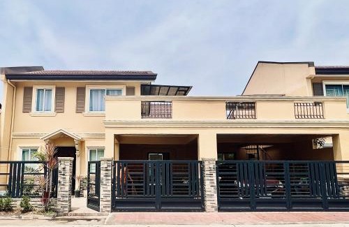 Calumpit House | Chic 4BR 15 Pax Euro-Inspired Home, Malolos