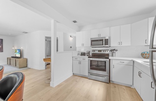 Old Northwood House | Chic 4BR retreat with private pool and modern amenities. Detached guest house includes queen bed, full bath, and kitchen. Minutes from downtown West Palm Beach, Palm Beach Island, Northwood Village, and Palm Beach Outlets.
