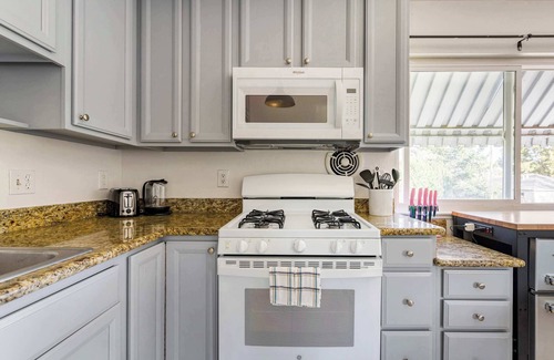 Poets Corner Apartment | Chic Abode In Central Berkley