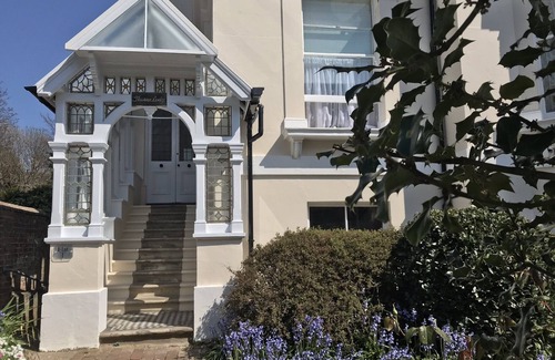 Eastbourne Seafront Apartment | Chic and central 1st floor apartment close to beach and cafes