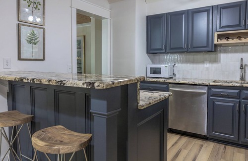 North Raleigh House | Chic and Cozy 3-bedroom house near Midtown and easy Greenway Access!