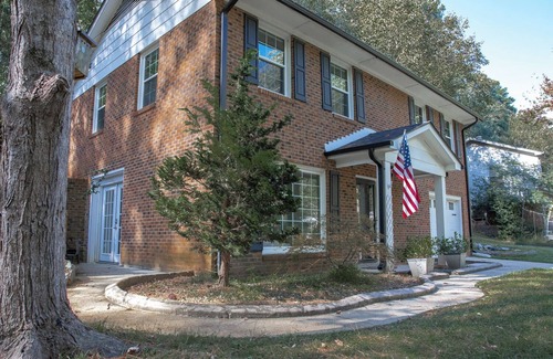 North Raleigh House | Chic and Cozy 3-bedroom house near Midtown and easy Greenway Access!