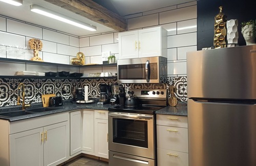 Gnaw Bone Apartment | Chic Apartment Suite located in Nashville, IN