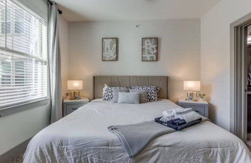 Washington Ave./ Memorial Park Apartment | Chic apartment with WiFi, AC, fitness room, pool elevator in brilliant Houston