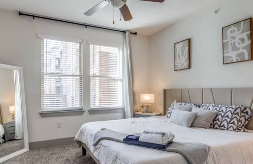 Washington Ave./ Memorial Park Apartment | Chic apartment with WiFi, AC, fitness room, pool elevator in brilliant Houston
