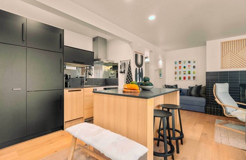 Bend Condo | Chic Bend Condo w/Fireplace & Forest Views!