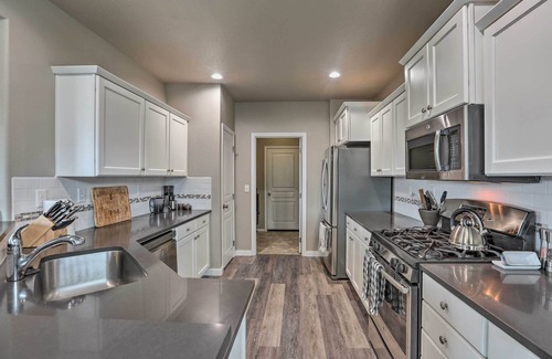 Larkspur House | Chic Bend Home w/Deck < 3 Mi to Downtown!