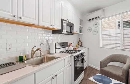 Hawthorne Apartment | Chic & Bright Hawthorne Suite-Near LAX/SoFi/SpaceX