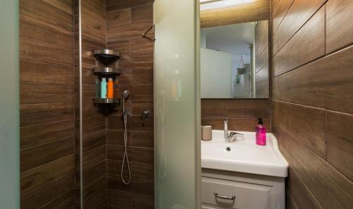 Florentin Apartment | Chic Central TLV Studio