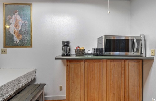 Cascade-Chipita Park Ski Chalet | Chic chalet w/hot tub, ping-pong, arcade bball