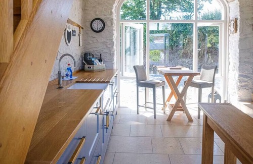 Haverfordwest Cottage | Chic Clock Tower with Gardens Close to Beaches