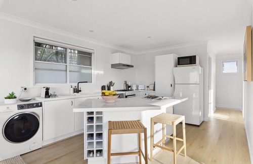 Dee Why House | Chic Coastal 1-Bedroom Home with Balcony & BBQ