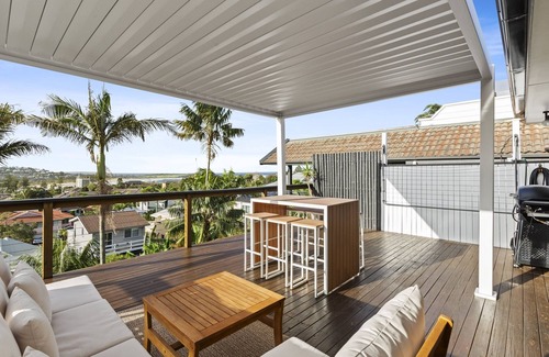Dee Why House | Chic Coastal 1-Bedroom Home with Balcony & BBQ