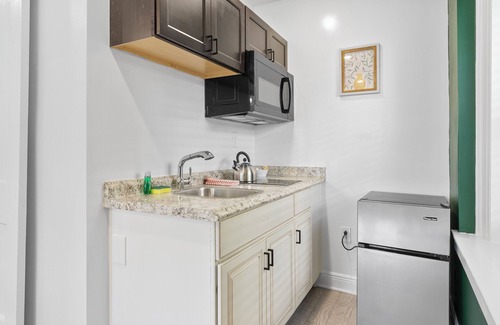 West Philadelphia Apartment | Chic Comfortable and Quiet King Suite