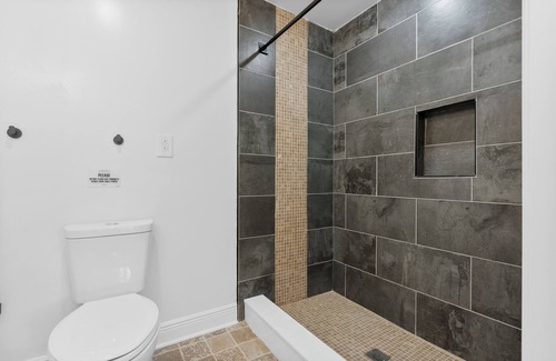 West Philadelphia Apartment | Chic Comfortable and Quiet King Suite