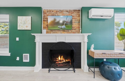West Philadelphia Apartment | Chic Comfortable and Quiet King Suite