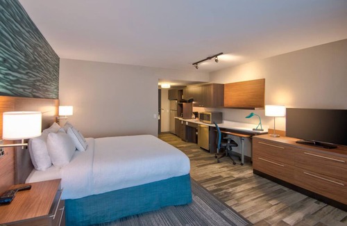 Flagami Hotel | Chic & Comfortable Stay | 3 Units | Pool | Spacious Suites