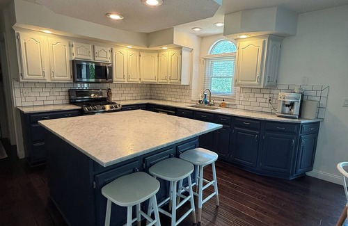 Granger House | Chic, Comfy, Close to Campus!