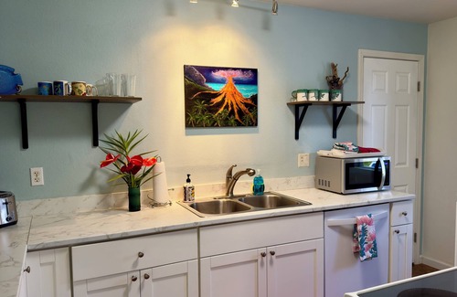 Royal Hawaiian Estates House | Chic cottage in Rainforest 5 Min. to Volcanoes Park-clean, cozy, comfort -2 Bdrm