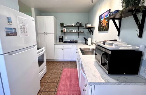 Royal Hawaiian Estates House | Chic cottage in Rainforest 5 Min. to Volcanoes Park-clean, cozy, comfort -2 Bdrm