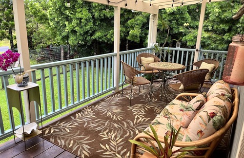 Royal Hawaiian Estates House | Chic cottage in Rainforest 5 Min. to Volcanoes Park-clean, cozy, comfort -2 Bdrm