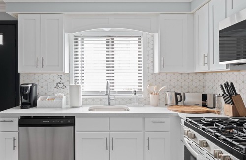 Hasbrouck Heights Apartment | Chic & Cozy 1-Bedroom Apartment : 25 min from NYC