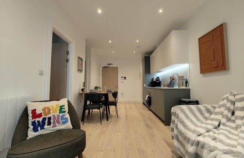 Runnymede Apartment | Chic & Cozy Chertsey Flat with Free Parking & WiFi