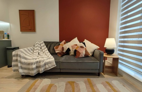 Runnymede Apartment | Chic & Cozy Chertsey Flat with Free Parking & WiFi