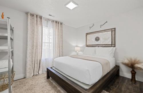 Caldwell House | Chic & Cozy Room, Unique Design, Shared Amenities Near CofI and Lake Lowell