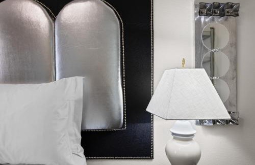 Caldwell House | Chic & Cozy Room, Unique Design, Shared Amenities Near CofI and Lake Lowell