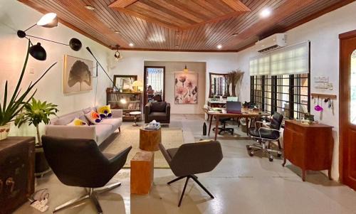 Tunku House | Chic Designer Room in Shared Bungalow SS1 Near LRT Petaling Jaya