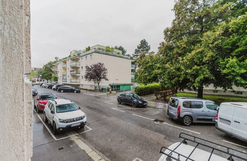 Dobling Apartment | Chic Döbling 1BR, Move-In-Ready w/Furniture, by Blueground