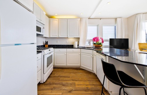 Cayucos Apartment | Chic, dog-friendly studio with balcony, full kitchen, & fireplace - great views